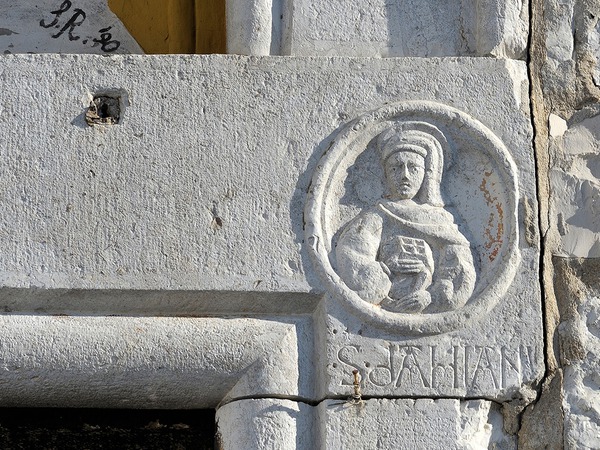 Reljef svetog Damjana na portalu crkve
