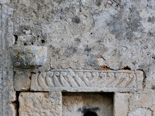 Crkva svetog Elizeja kraj Fažane, prozor sa spolijom na pročelju