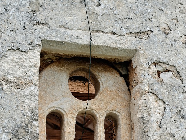 Crkva svetog Elizeja kraj Fažane, prozor s kamenom tranzenom  na pročelju