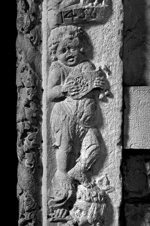 Portal s reljefima iz 1456. godine, detalj dovratnika