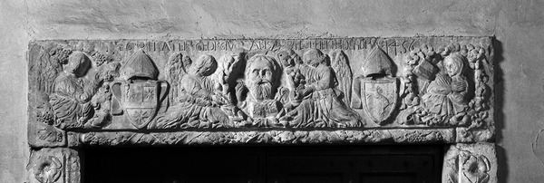 Portal s reljefima iz 1456. godine, nadvratnik portala