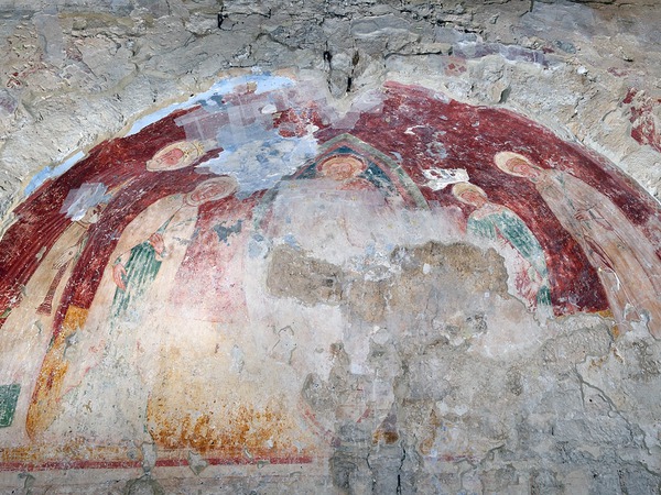 Zidna slika u apsidi crkve  tijekom restauracije