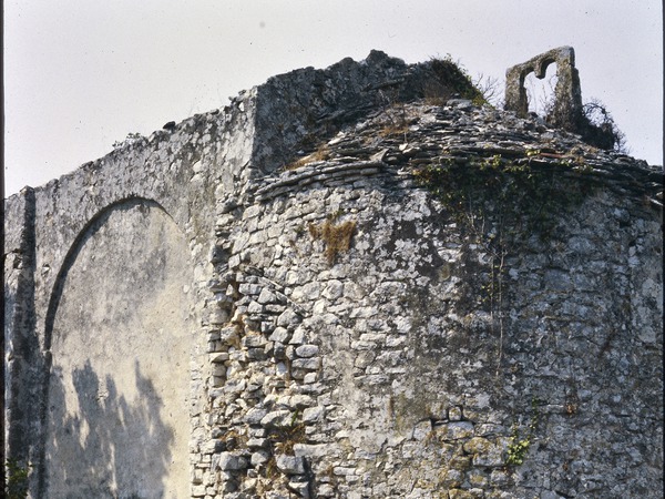 Crkva svetog Tome kraj Rovinja, glavna apsida i zazidani luk južnog kraka prije restauracije