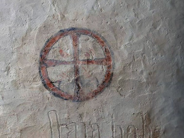 Naslikani posvetni križ i utisnuti natpis u žbuci