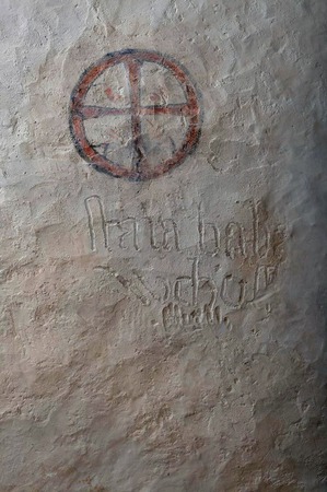 Naslikani posvetni križ i utisnuti natpis u žbuci